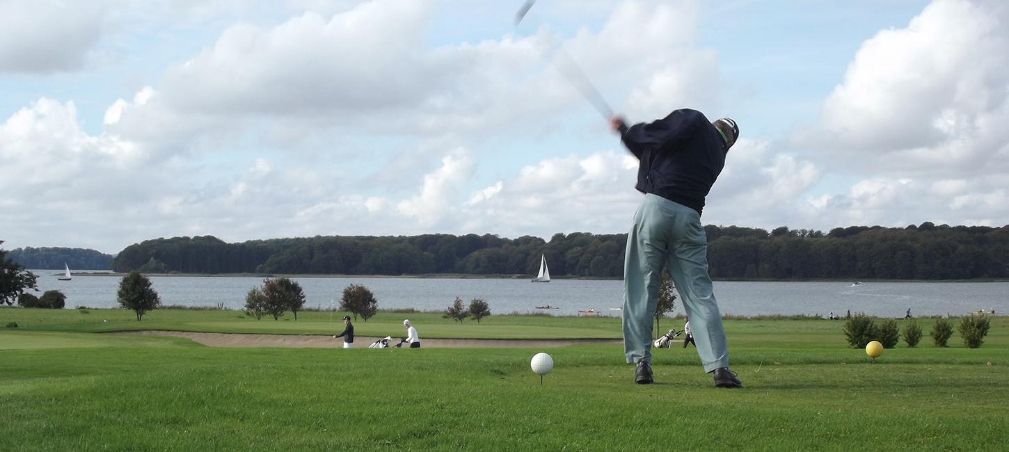 Golf på den smukke bane i Middelfart med udsigt til Gamborg Fjord