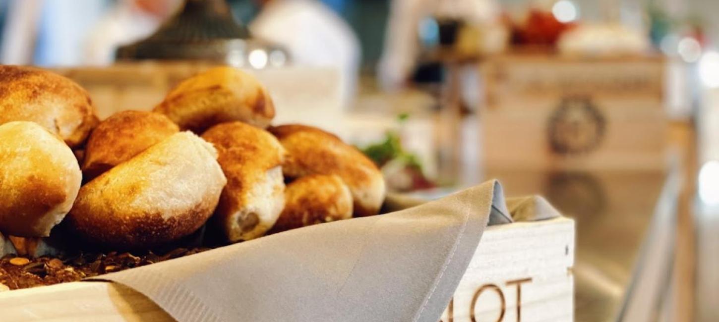 Close-up af boller i frokostbuffet på Hindsgavl Slot