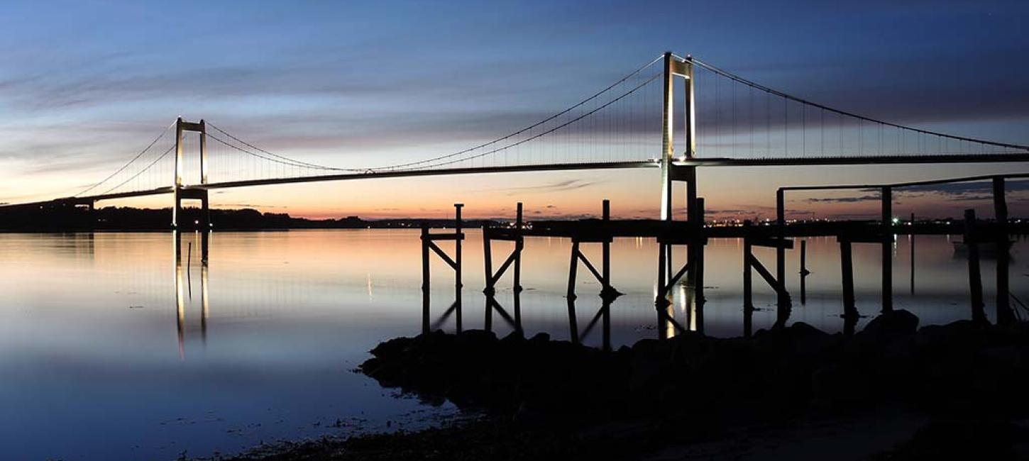 Spejlblankt vand reflekterer Den Nye Lillebæltsbro
