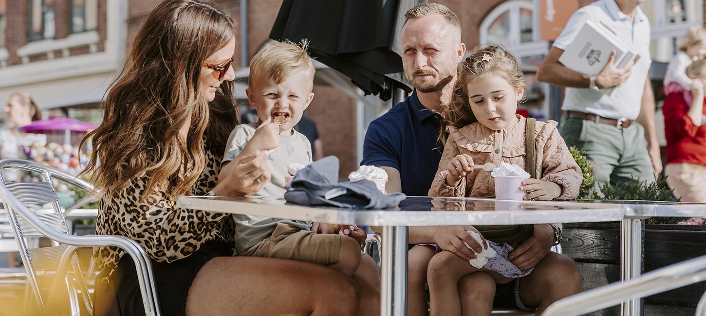 En is om dagen , familien nyder en is i gågaden i Middelfart