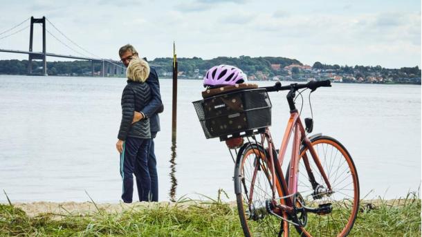 Et par på cykel er stoppet for at nyde udsigten over broen