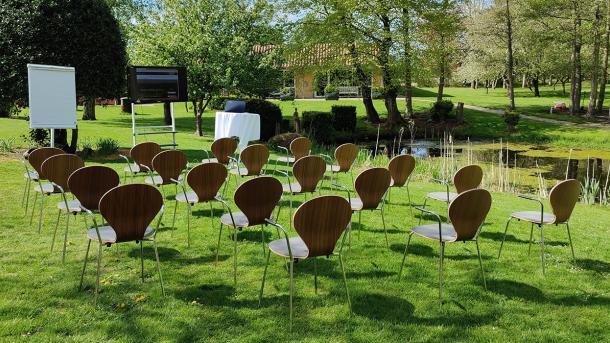 Møde på græsplænen på Fjelsted Skov Hotel & Konference i Middelfart