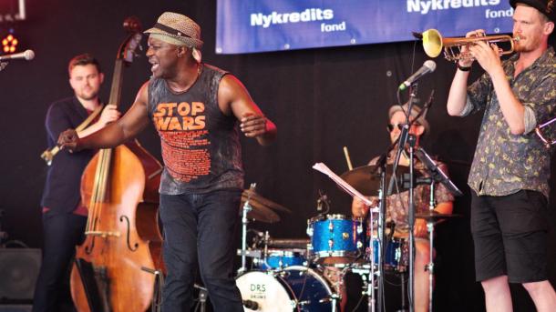 Band i gang på scenen under Middelfart Jazz Festival