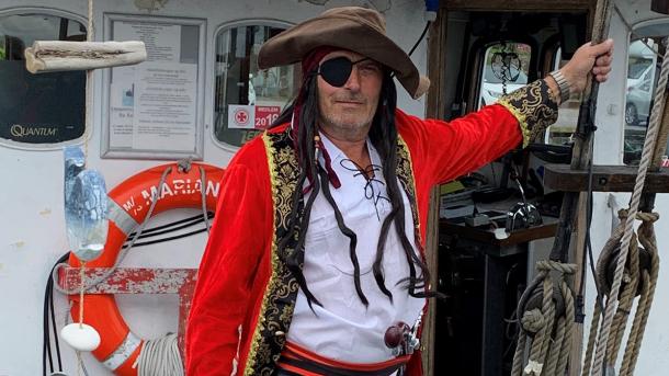 Piraten Kurt tager børnene med på Piratsafari med krabbefiskeri