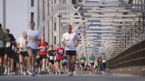 Lillebælt Halvmarathon på vej mod den gamle Lillebæltsbro - Middelfart