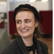 Sofie medarbejder ved VisitMiddefart