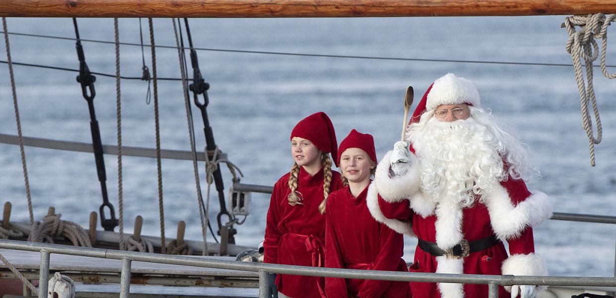 Julemanden kommer sejlende til Gl. Havn i Middelfart