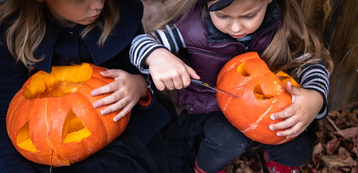 Piger skære en Holloween lanterne