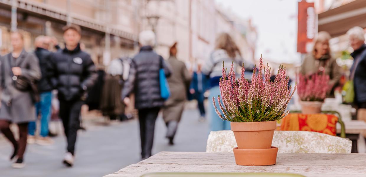 Efterårsstemning i gågaden i Middelfart med folk der shopper