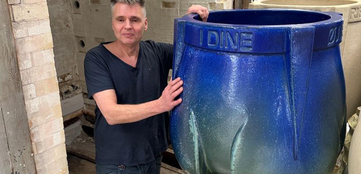 Per Ahlmann står ved siden af en af de første Middelfartkrukker