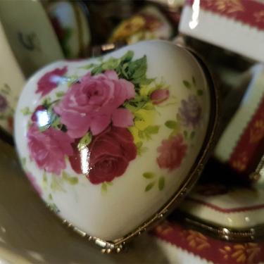Kjærs Antik og genbrug i Geldted - porcelænshjerte i smukke farver