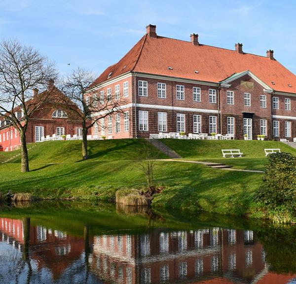 Slottet spejler sig i søen - Hindsgavl Slot - Middelfart