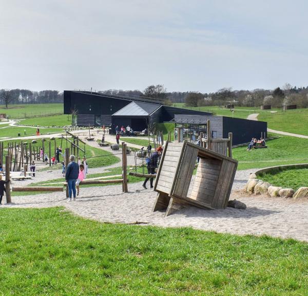 Her finder du f.eks en tarzanbane, bålplads og madpakkehus-Naturcenter Hindsgavl-Middelfart