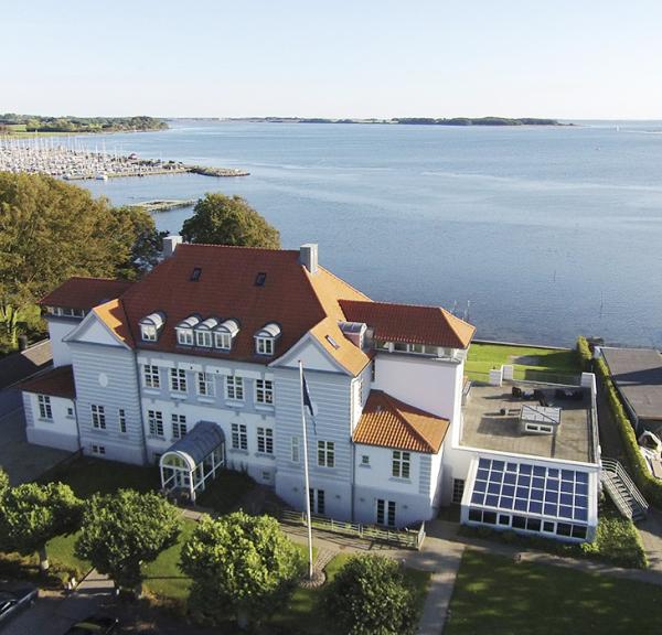 Hotellet ligger smukt ved Fænøsund i Middelfart