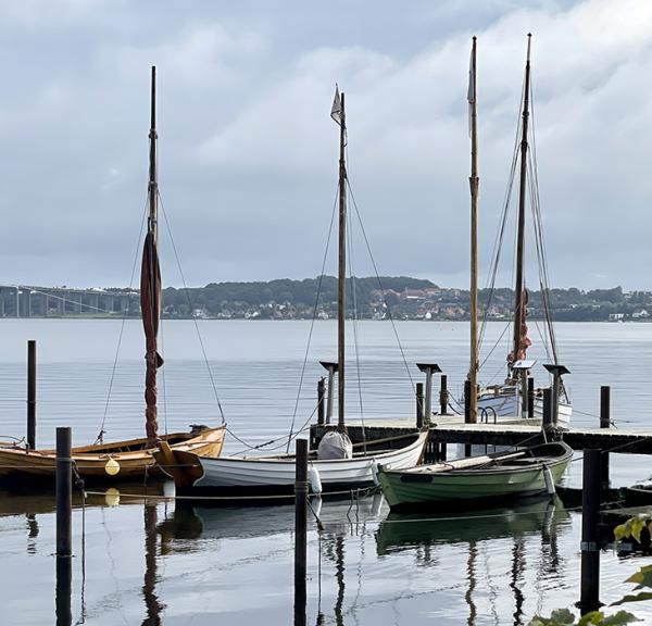 Smakkejoller ved broen_Lillebæltsværftet i Middelfart