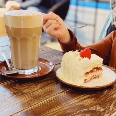 Et stykke lagkage og en kop kaffe på café 