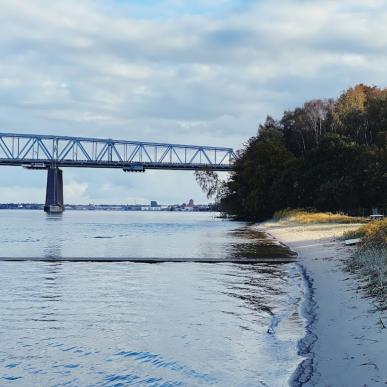 Den gamle bro set fra strandbredden på Hindsgavl 