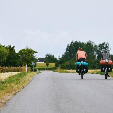 Par på landevejscykling i Middelfart