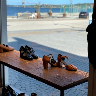 Como shoes i Middelfart med udsigt til den nye Lillebælts Bro