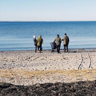 Familie på tur ved Varbjerg Strand 