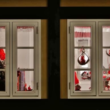 Julepyntet vindue i den gamle bydel i Middelfart