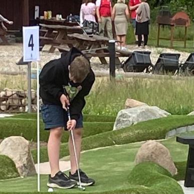 Minigolf i Middelfart_dreng på  bane 4