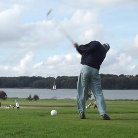 Golf på den smukke bane i Middelfart med udsigt til Gamborg Fjord