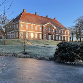 Is på søen i slotsparken på Hindsgavl Slot i Middelfart