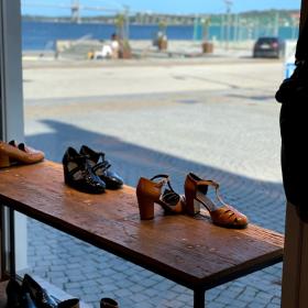 Como shoes i Middelfart med udsigt til den nye Lillebælts Bro