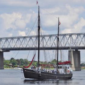 AVENTUA på vej under den Gl. Lillebæltsbro - Middelfart