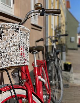 Rød cykel op ad husmur i Middelfart